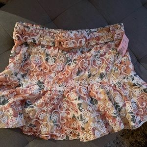 Super cute high waisted floral skirt. Love this skirt. Unfortunately 2 short